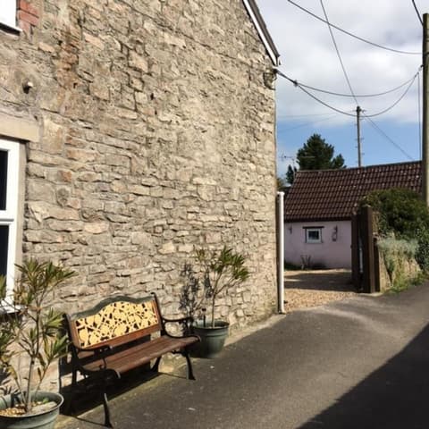 Hathway House, Exterior