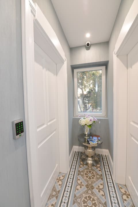 The Duke Luxury Rooms, Interior entrance