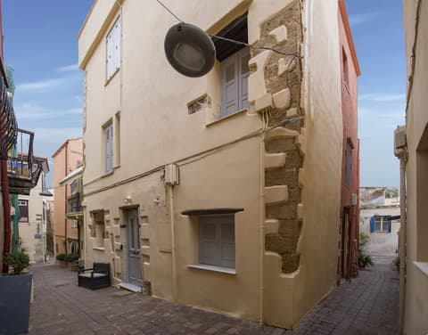 Cretan Berry Sarpaki, Front of property