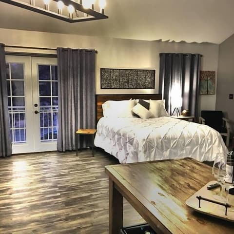 Papillon Cellars, Room