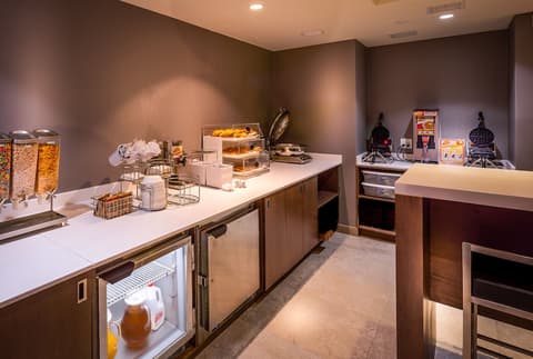 La Quinta Inn & Suites by Wyndham Times Square South, Breakfast area