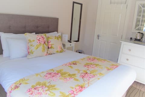 Tom Dick and Harriet's, Room