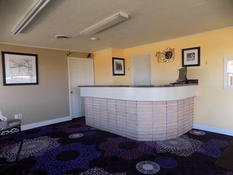 Budget Inn, Lobby