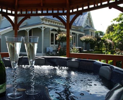 Lilac Rose Boutique Bed and Breakfast, Outdoor spa tub