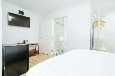 The Belmont Shore Inn, Room