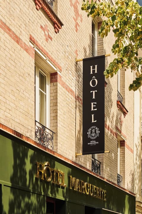 Hôtel Marguerite, Front of property