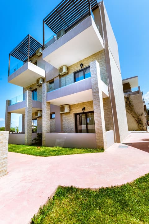 Gregory Comfort Hotel, Front of property