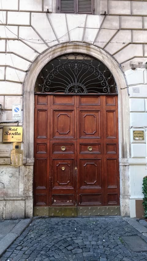 Nicolas Inn, Property entrance