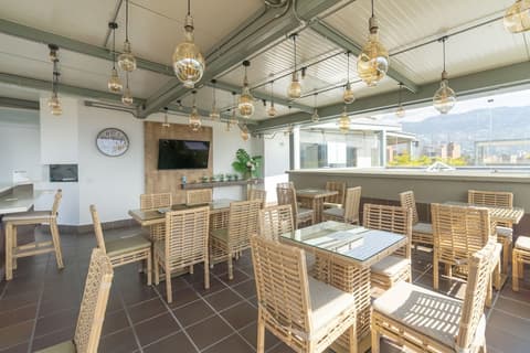 Seven Inn Hotel, Reception