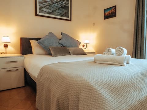 The Maltese Sun, Room