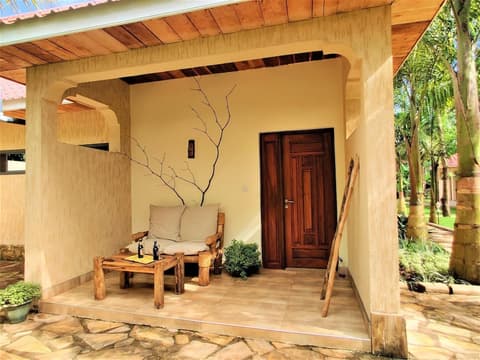 Chanya Lodge, Exterior