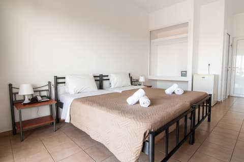 Chrissy's Paradise, Room