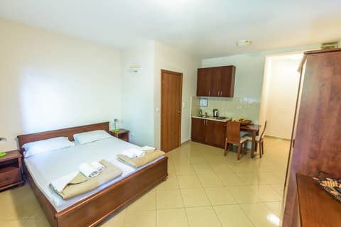 Contessa Apartments, Room