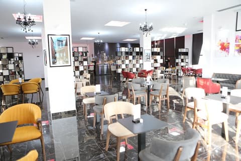 Hotel New York Kamez, Cafe