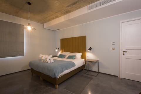 Sally Port Suites, Room