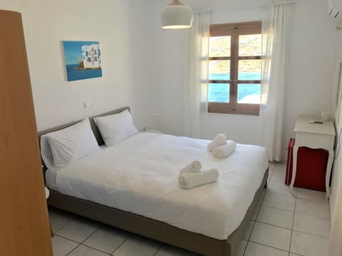 The Corfos Hills House, Room