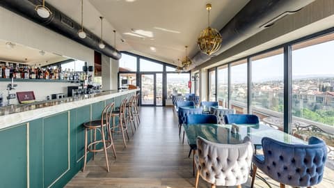 Sole Palace, Restaurant