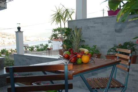 Crown Deluxe Apartments, Interior entrance