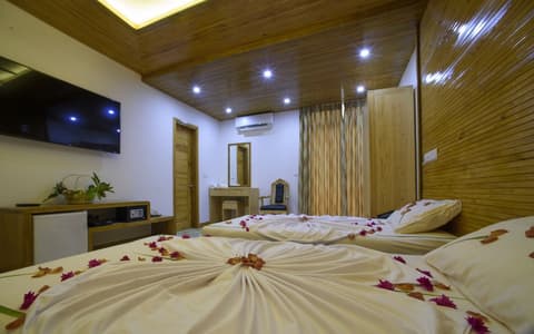 Perla Dhangethi, Room