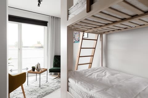 Bob W Telliskivi, Room