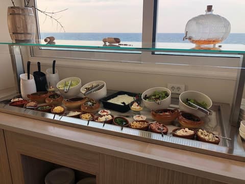 Golden Coast Resort, Dining