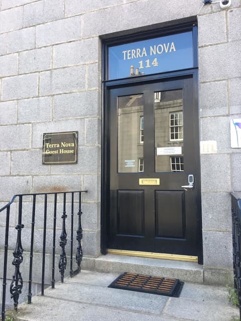 Terra Nova Hotel, Property entrance