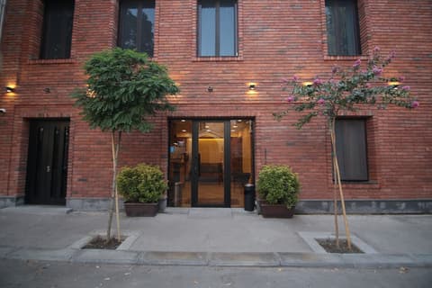 Elea Old Tbilisi, Exterior