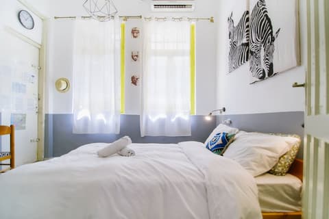 15 Ben Yehuda Studios, Room