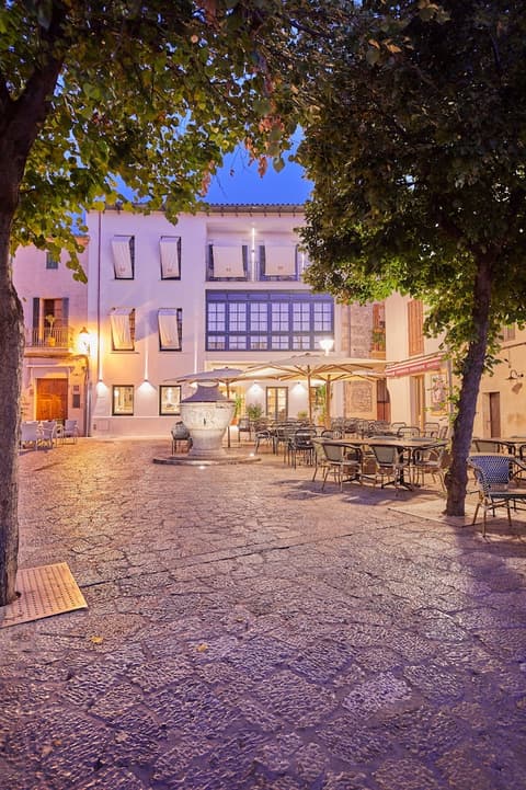 Mon Boutique Hotel, Front of property - evening/night