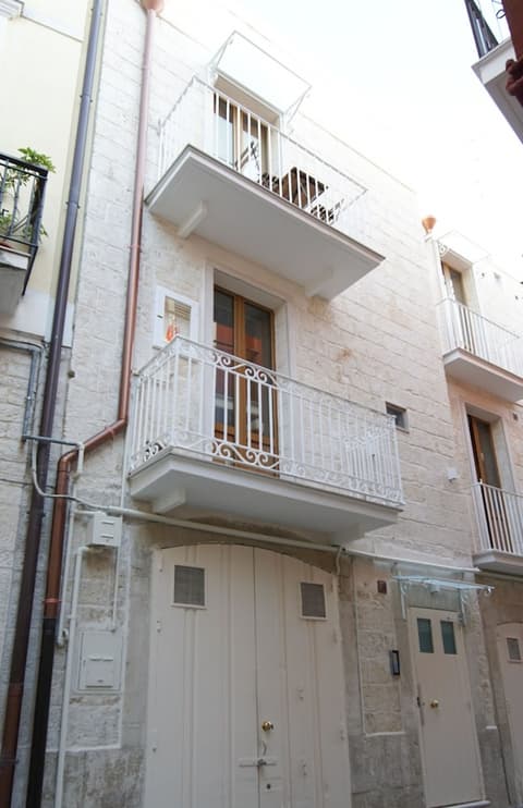 Dimora Elizabeth II, Front of property