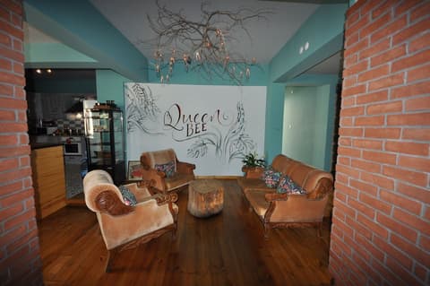 Queen Bee Hotel, Lobby sitting area
