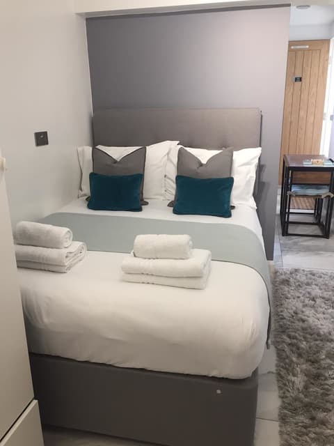 Oxford Studios, Room