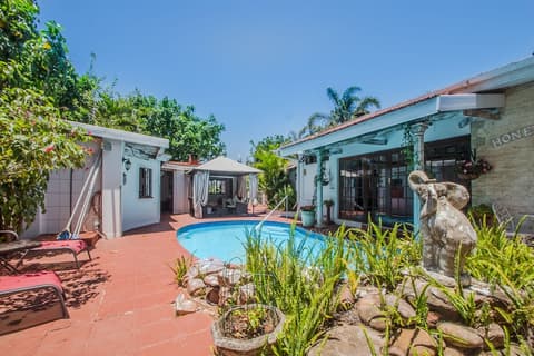 HoneyPot Guesthouse, Pool