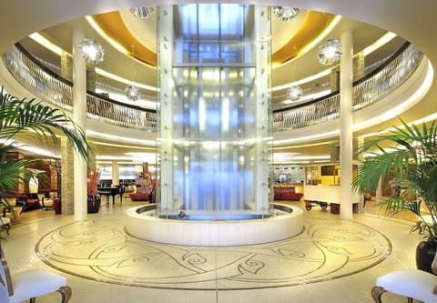 Hotel Alpine Palace, Interior entrance