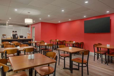 Ramada by Wyndham Oakland Downtown City Center, Breakfast area