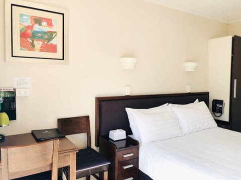 Tudor Court Motor Lodge, Room