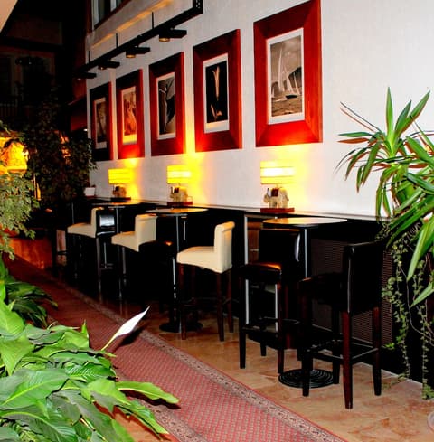 Enjoy Inn, Bar (on property)