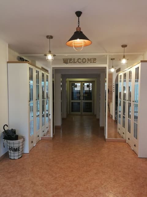 Euro Hotel, Interior entrance
