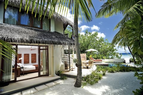 Constance Halaveli, Room