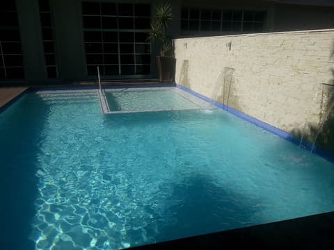 Afrin Prestige, Pool