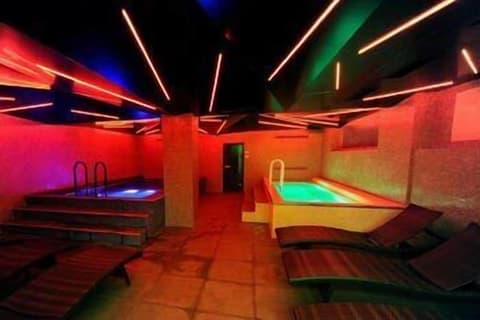 Plaza V, Indoor spa tub