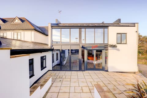 The Gissons Hotel, Exterior