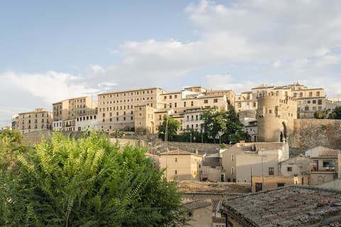 YIT Puerta Bisagra, Exterior