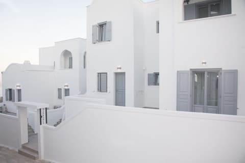 Markakis Studios Fira, Interior