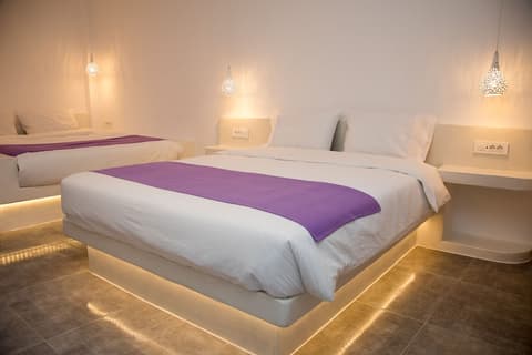 Markakis Studios Fira, Room