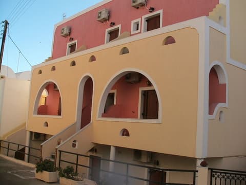 Emmanouela Studios, Exterior