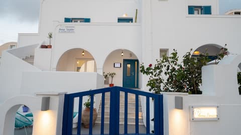 Anna Pension, Front of property