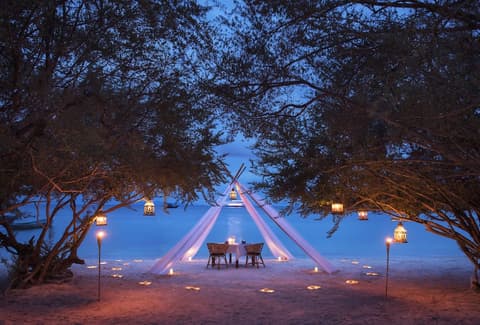 Haadtien Beach Resort, Couples dining