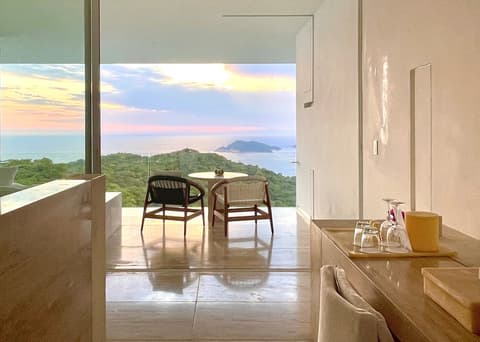 Encanto Acapulco, Room