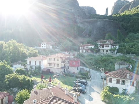 Archontiko Mesohori, Property grounds